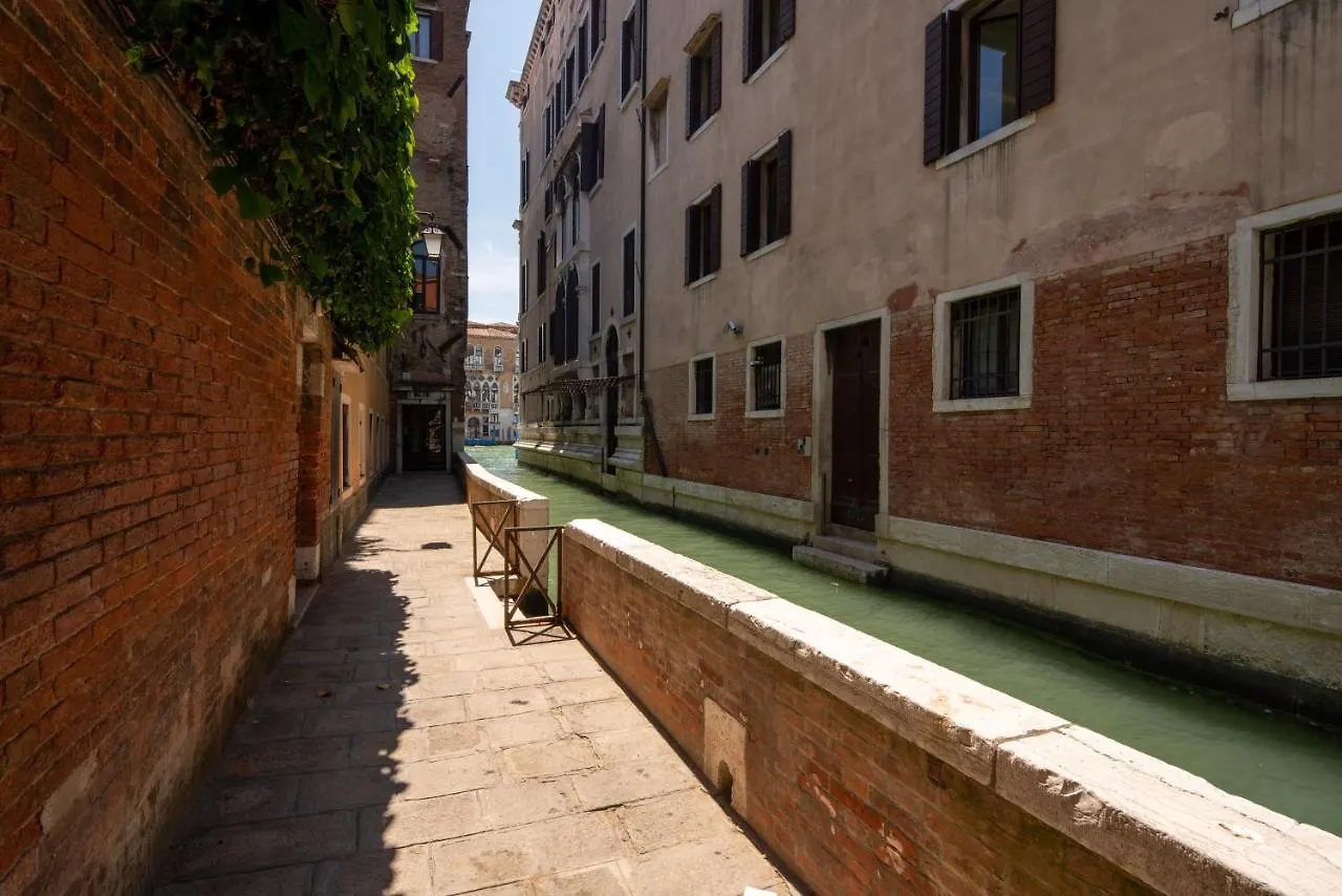 AI FRADEI boutique apartment Venise 0*,